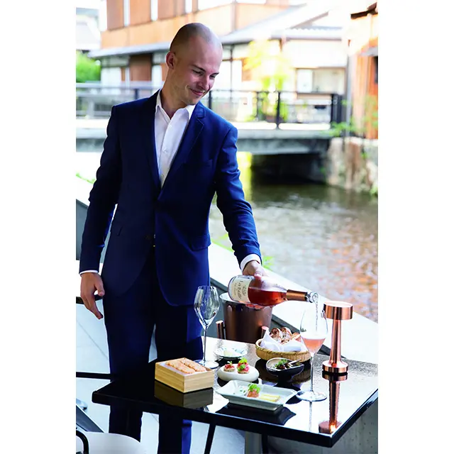 ラウンジのテラスでは、オーナーが南仏に所有する畑で産するビオワインを味わって