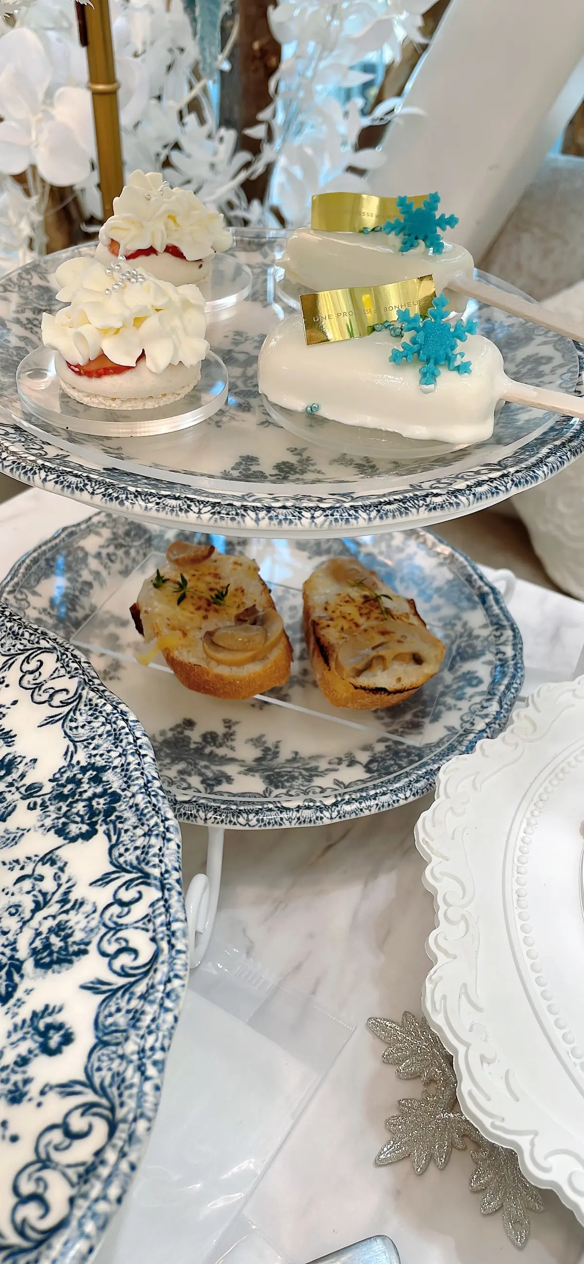 ストロベリームラングシャンティー、マカロン、生クリーム、棒アイスケーキ、チーズケーキ、濃厚チーズケーキ、 アイススティック濃厚チーズケーキ、haute couture cafe、haute couture cafe表参道、表参道カフェ、ゼリー、水色ゼリー、オートクチュールカフェ、オートクチュールカフェ表参道、表参道グルメ、表参道アフタヌーンティー、期間限定、期間限定アフタヌーンティー、ジュレ、スイーツ、可愛いスイーツ、雪の結晶、冬スイーツ、クリスマスアフタヌーンティー、ポルチーニとチーズのタルティーヌ・オ・シャンピニオン、ポルチーニとチーズのブルケッタ、ブルケッタ、タルティーヌ、