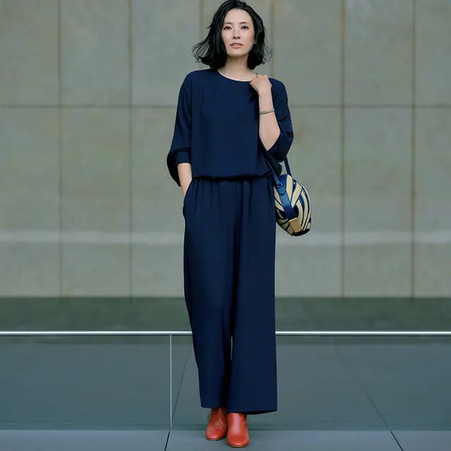 とろみカットソーがつくる流れるようなシルエット