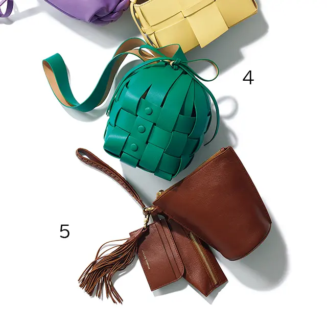 冴えたグリーンの色みが新鮮。レザーを大きく編んだスクエアフォルムで、上部のリボンをほどくと放射状に口が開くつくりも愛嬌たっぷり。バッグ（21×14×14）￥37,400／エストネーション（メアリー オルターナ）