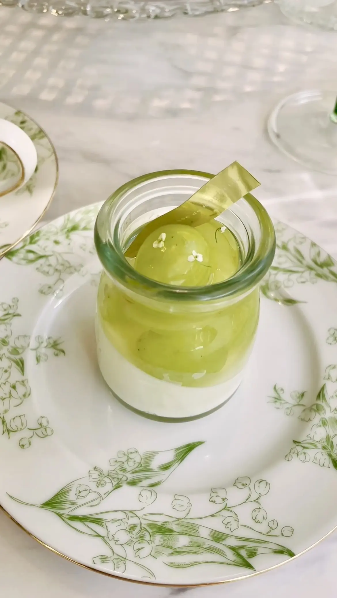 夏、夏ワンピース、夏ワンピ、ワンピ、白ワンピ、ロングヘア、黒髪、黒髪ロング、HAUTE COUTURE・CAFE nakameguro 、HAUTE COUTURE・CAFE 、中目黒、アフタヌーンティー、マスカット、すずらん、ケーキ、スイーツ、花束、ピンクの花束、白ワンピース、ホワイト、ホワイトワンピース、ワンピース、ノースリーブ、ノースリーブワンピース、パフェ、アイス、お花、お花の世界、お花の内装、店内、お花の店内、お花の装飾、アフタヌーンティー専門店、Shine Muscat Afternoon tea、たっぷりフルーツのすずらんsoda付き、 7/3~9/16期間限定、期間限定、バースデー、バースデープラン、スイーツ、ブラマンジェ、マスカット、レモンブラマンジェ、マスカットゼリー、すずらん柄、お皿