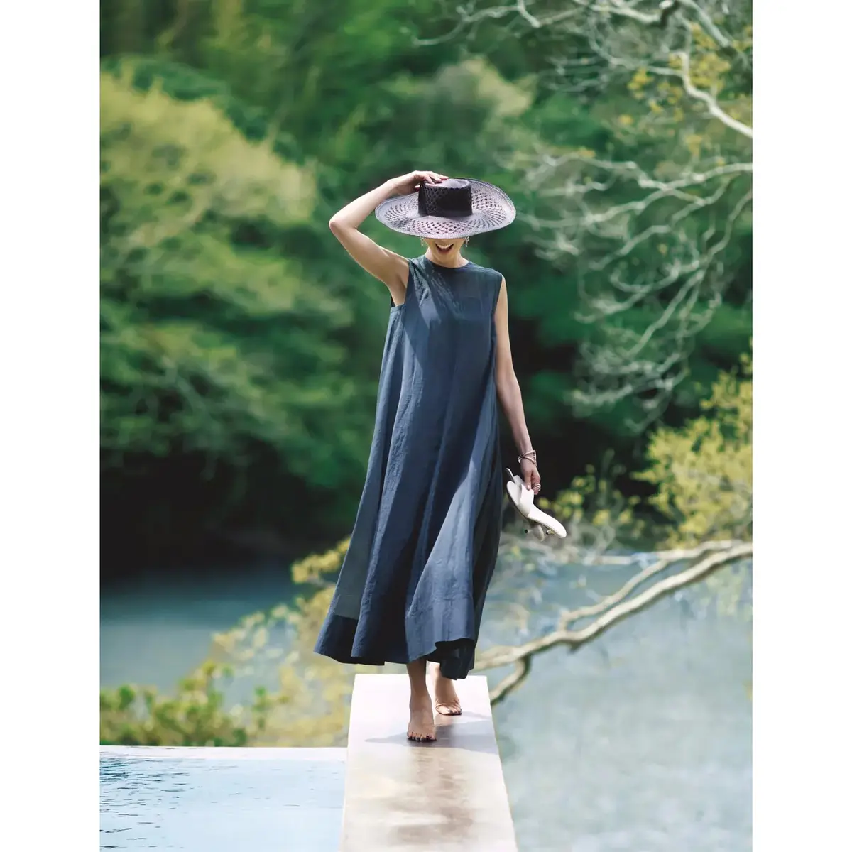 さりげない透け感のネイビーワンピにパナマハットを添えてシックだけど涼を感じる装いに。