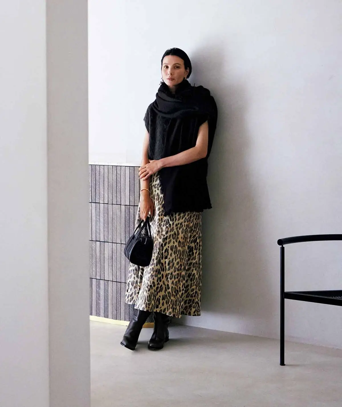 レオパード柄のスカートは、 ブラウンの装いになじませて 品よくリュクスに