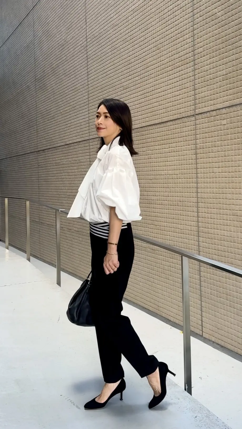 デザイン白シャツでモノトーンも軽やかに！の画像_2