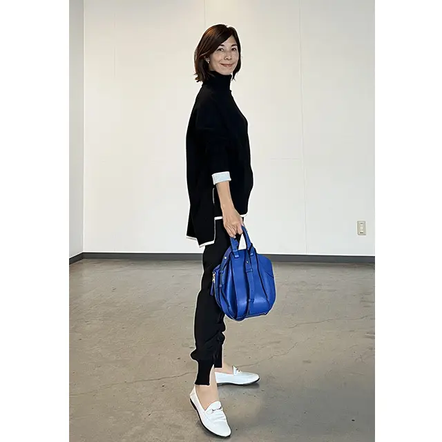 裾のスリットで脚長見えかなうブラックパンツ