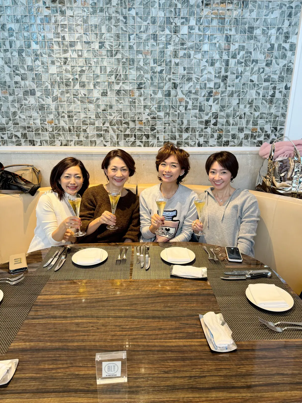 ステーキとシャンパーニュでご機嫌な日曜のの画像_4