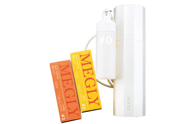 。MEGLY スターターキット〈本体、炭酸ガスカートリッジ1本、専用化粧水5種のいずれか1本（写真はナンバーゼロ）〉￥30,000・同 GLOW、同 W PEEL 各60㎖ ￥3,300／MTG