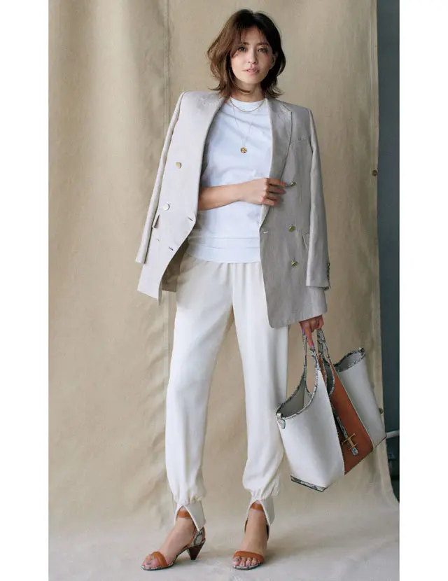 COL PIERROT（コルピエロ）のジョグパンツを着こなすRINA