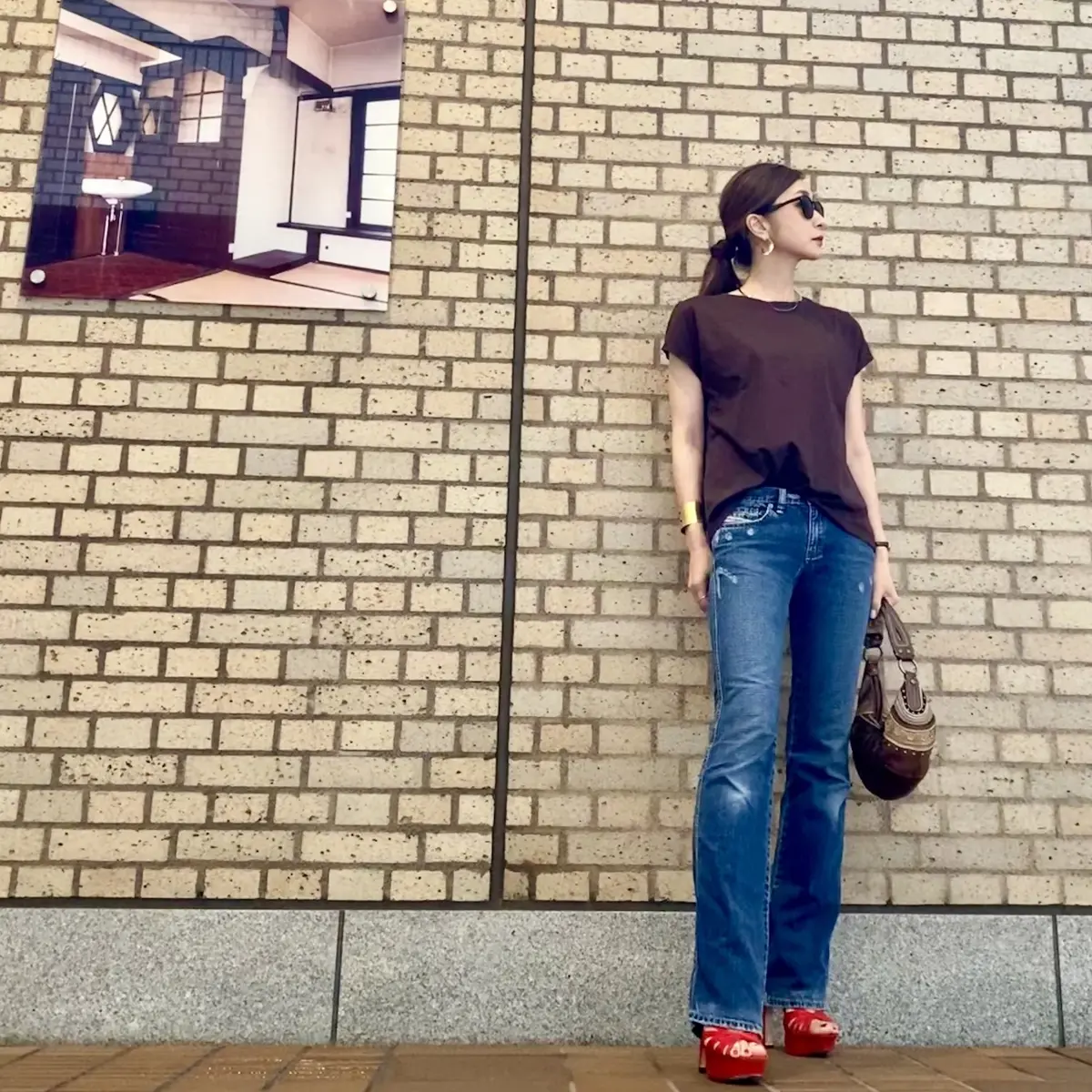 dieselのブーツカットデニムにUNIQLOブラウンのノースリーブT合わせ