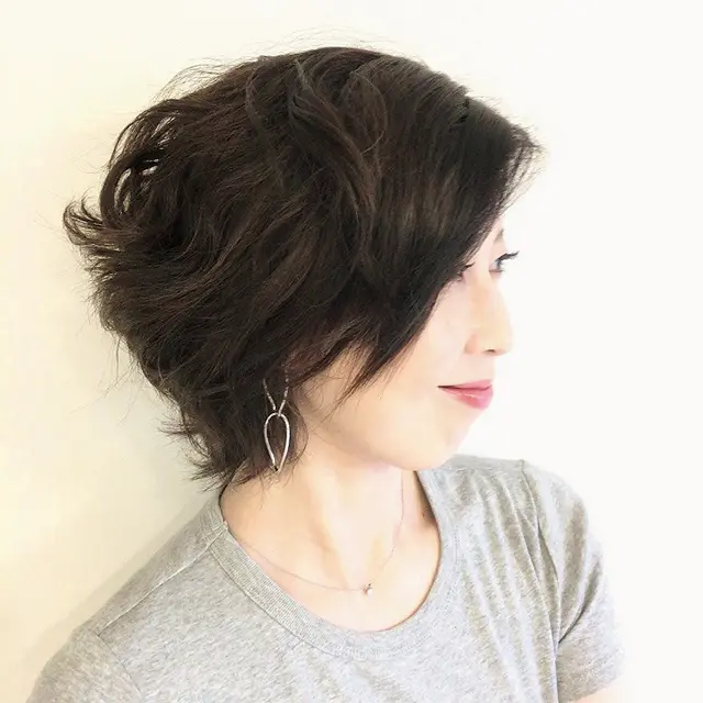 湿気が多い日ならではの、 とっておきのくせ毛アレンジ術を公開。