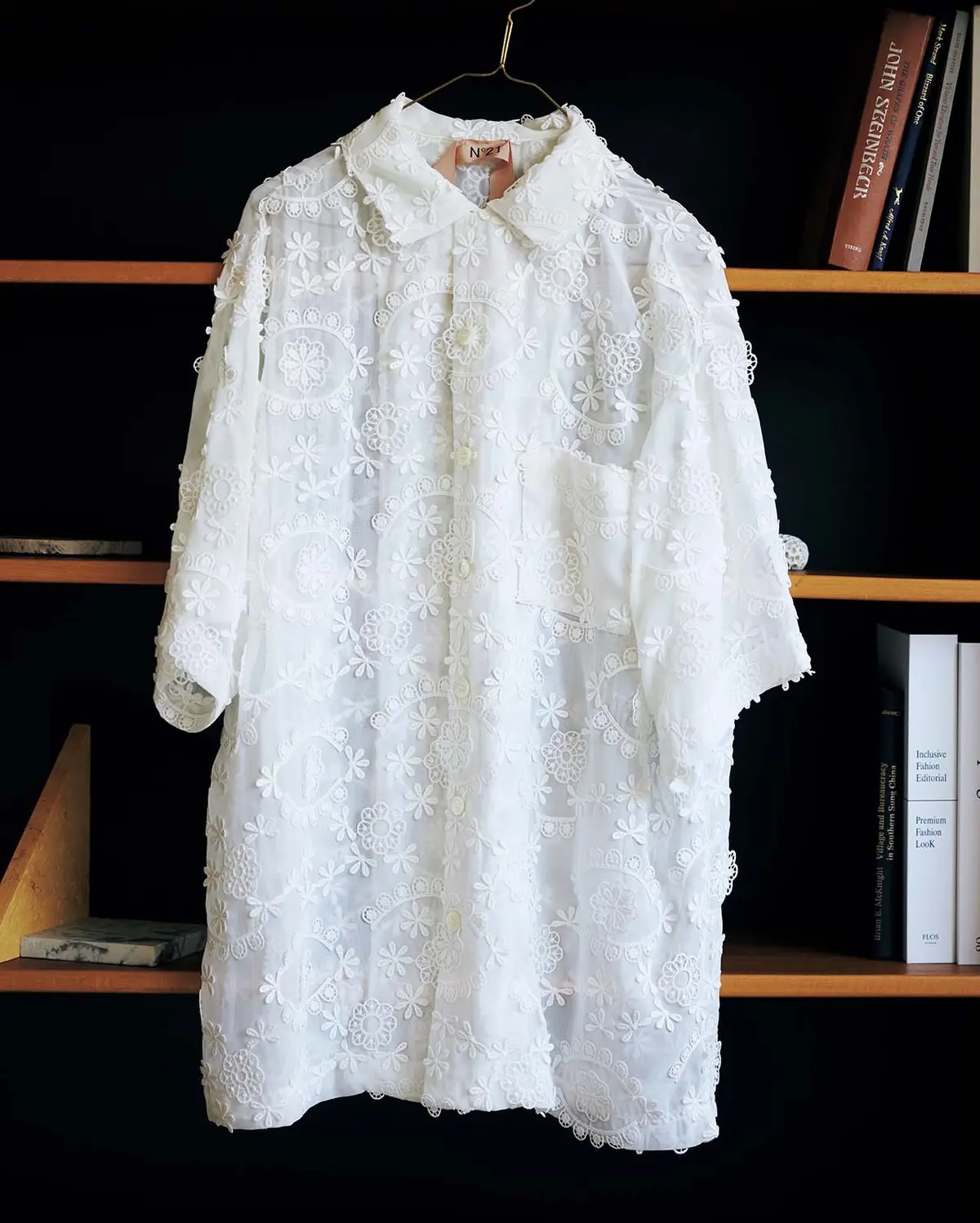 立体的な花モチーフが、ラグジュアリーな大人の可憐さをアピール。腰まで隠れる長め丈は、前を開けてゆ ったりはおっても素敵。シャツ￥121,000／イザ（ヌメロ ヴェントゥーノ）