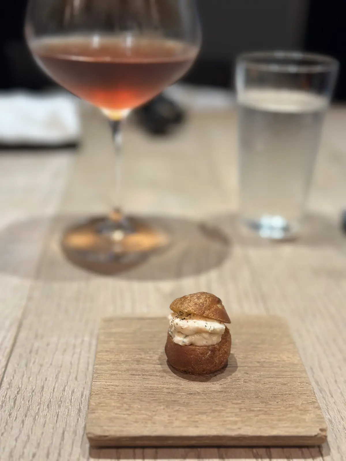 グラスたっぷりなシャンパンと陽気なオーナの画像_2