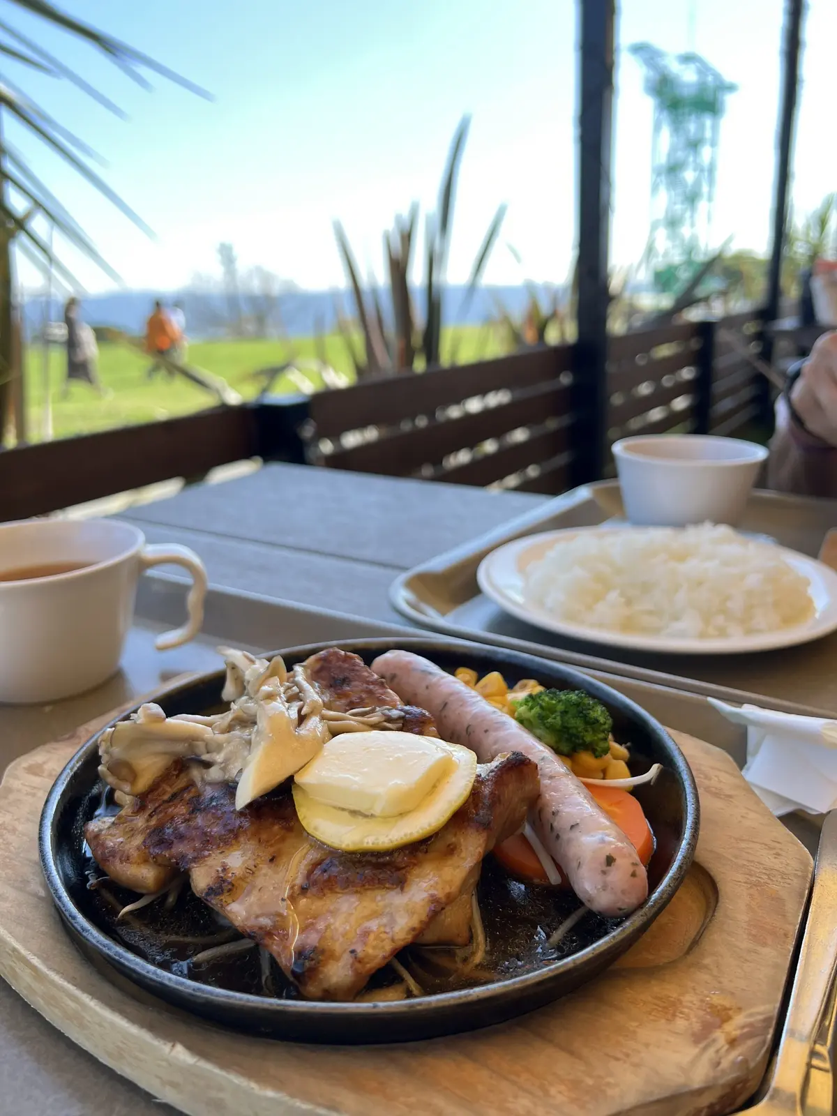 千葉県の「マザー牧場」内にあるレストラン「ファームダイナー」で食事　チキンソテー　ソーセージ