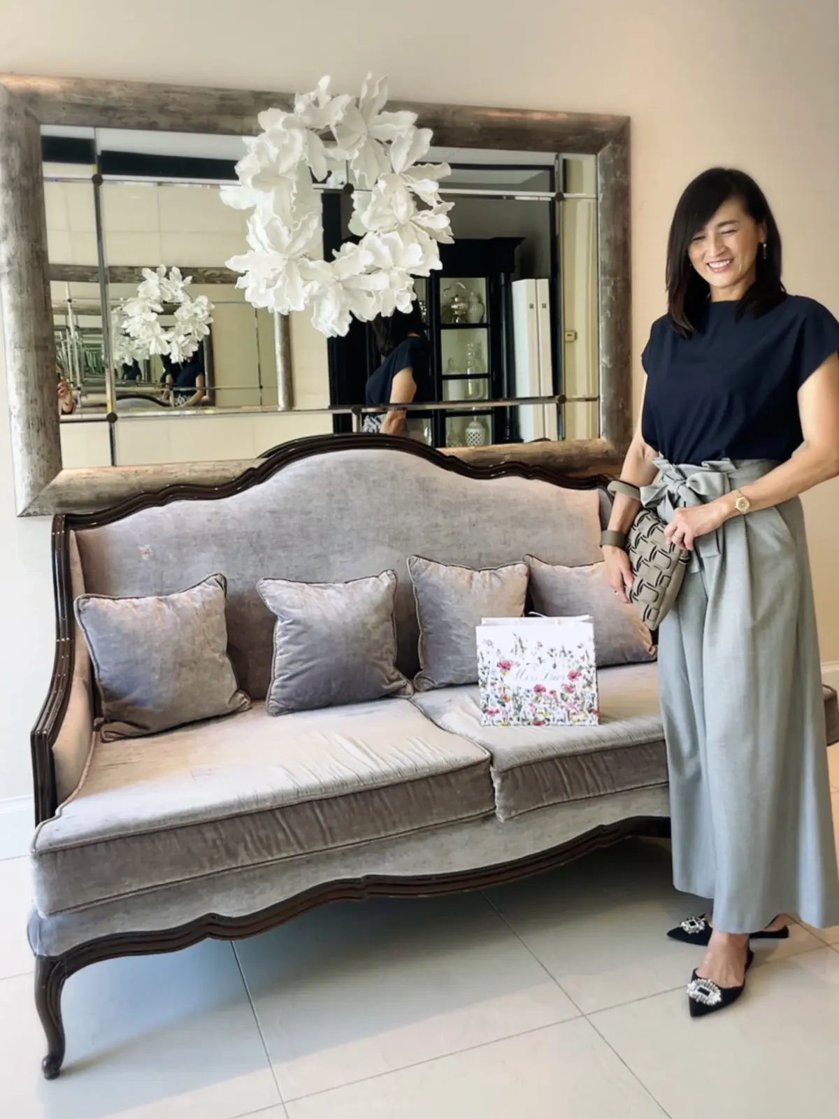 オトナ可愛いライトグレーパンツでDiorの画像_4