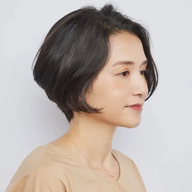 髪を豊かに見せる重めひし形ショートで、若見えをかなえる【50代髪型・ヘアスタイル】