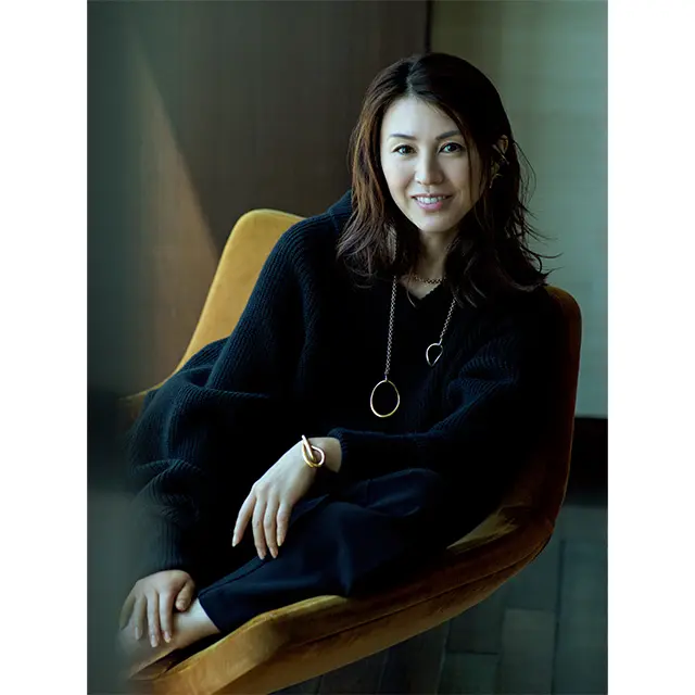 Black Knit × Gold Jewelry