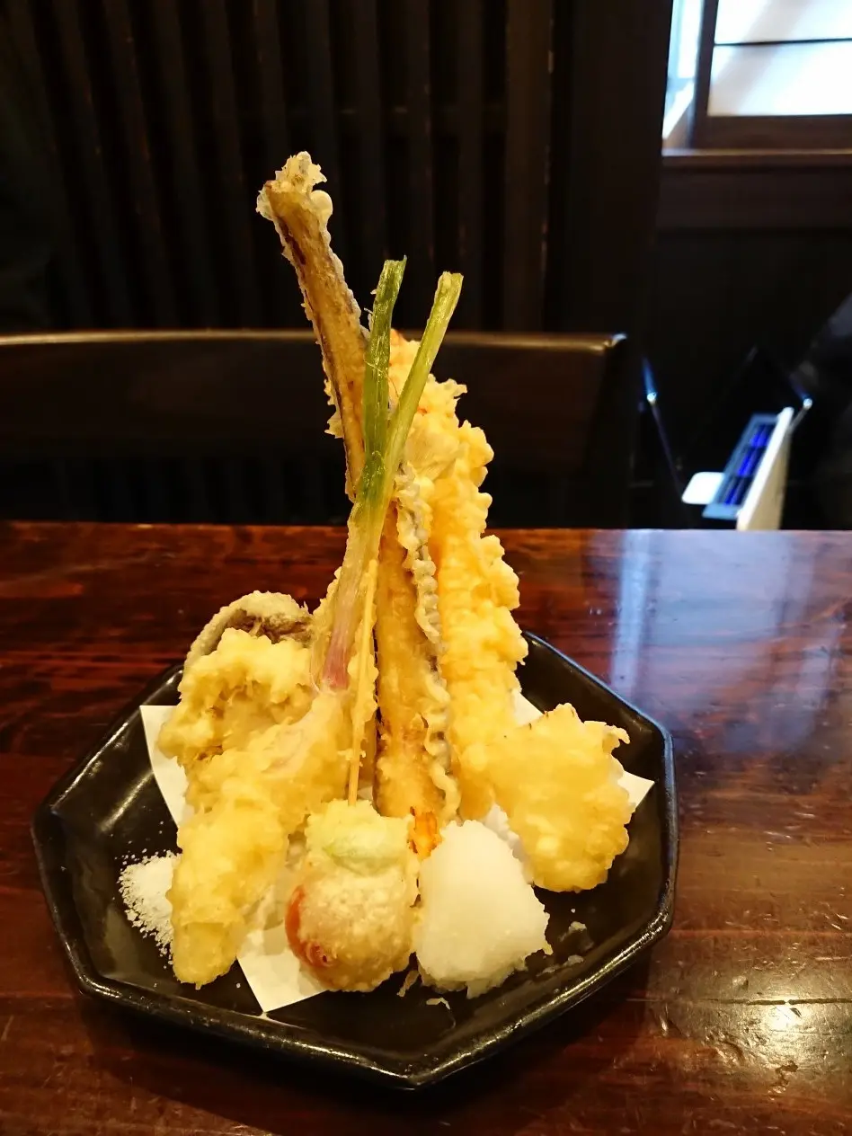 天せいろについてくる天婦羅　高さのある盛り付けもさることながらお味も全て絶品！本日は海老、きす、西洋人参、玉ねぎ、しいたけ、蓮根、谷中生姜、そらまめとトマト