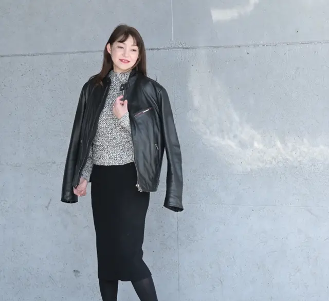 レザージャケットとタイトスカートをあわせてハンサムに。