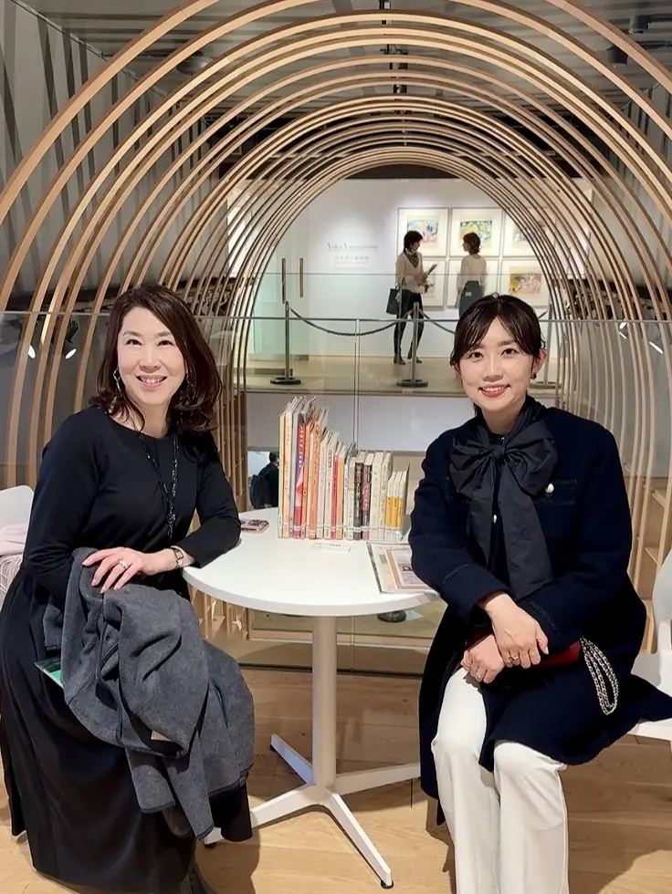 木の温もり感じる村上春樹ライブラリーと山の画像_5