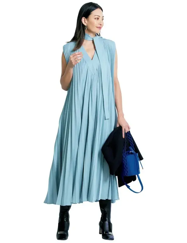 【特別な日に着たいワンピース・ADORE】気品あるペールブルーは技ありプリーツ&光沢サテンでスタイリッシュに