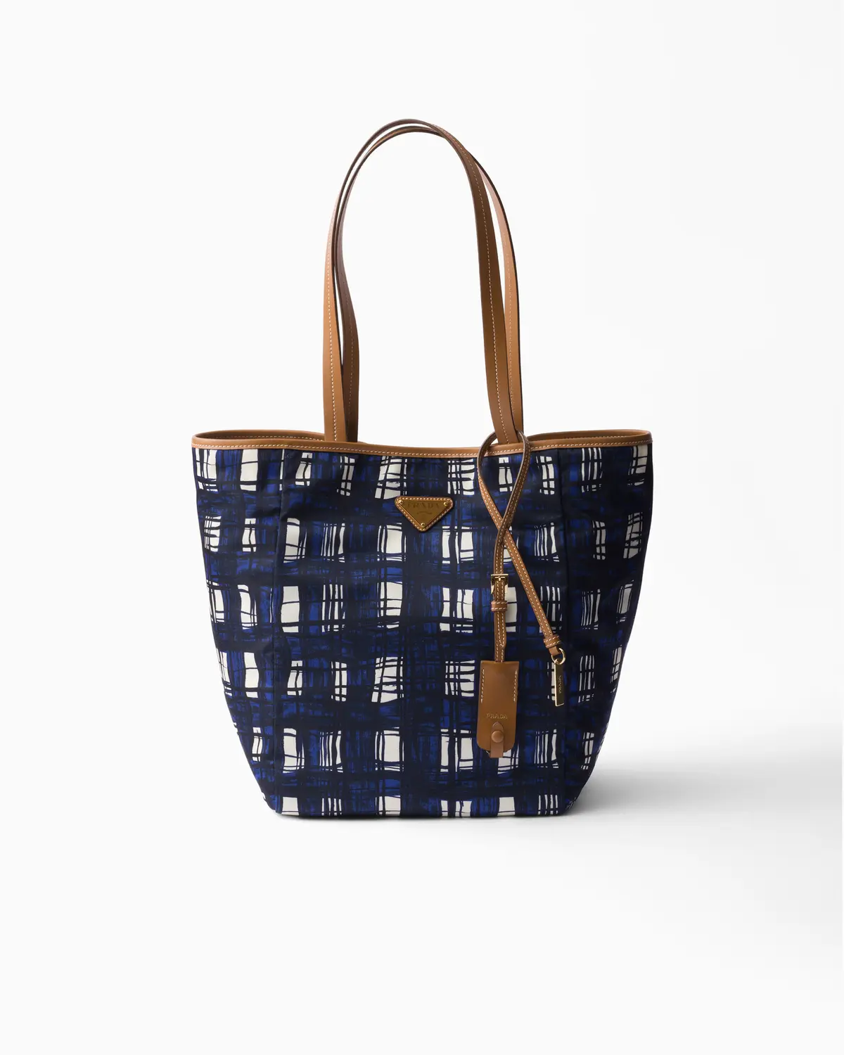 プラダ 再生ナイロンのトートバッグ 日本限定のネイビーチェック柄