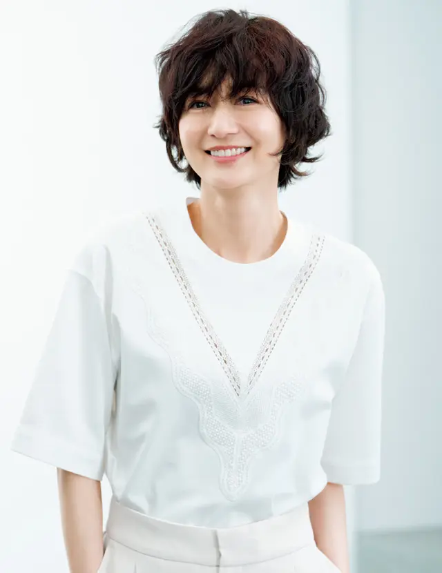 ショートヘアスタイルの富岡佳子