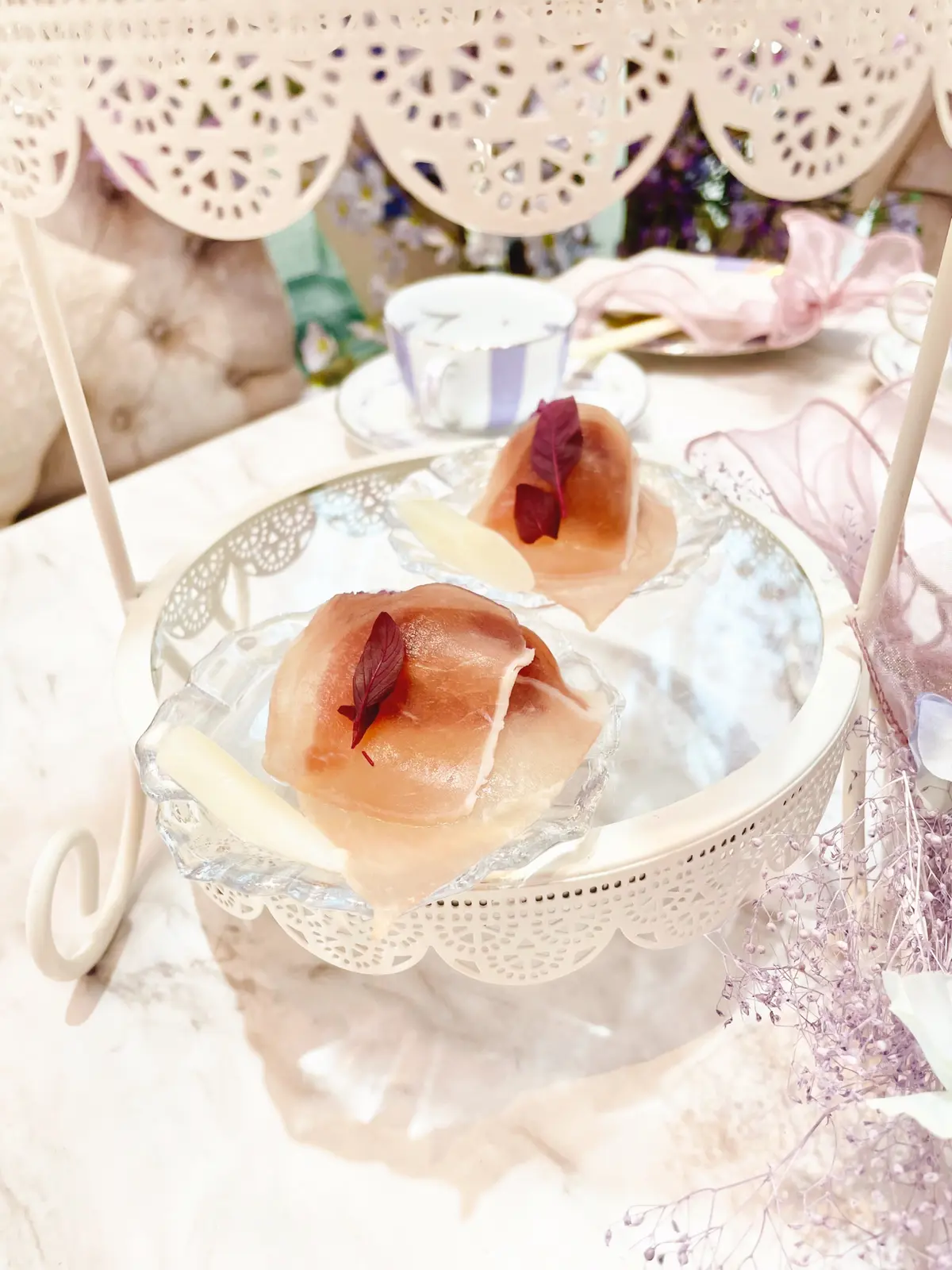 ソファ、テーブル席、Blouse、Skirt、vis、Shoes、shoel mine、スイーツ、パルフェ、パフェ、ケーキ、チョコレート、藤棚、藤、アーティフィシャルフラワー、クロワッサン、スープ、生ハム、オードブル、セイボリー、薄紫、紫色、紫、白、ブラウス、白ブラウス、フリル、フリルブラウス、シースルー、ストライプ、ロングヘア、パープル、purple、カップ、お茶、カフェ、カフェラテ、店内、HAUTE COUTURE • CAFE、HAUTE COUTURE • CAFE表参道、期間限定、Purple Afternoon Tea、オートクチュールカフェ、オートクチュールカフェ表参道、表参道、カフェ、アフタヌーンティー、HAUTE COUTURE CAFE、HAUTE COUTURE CAFE表参道、紫芋、ホワイトアスパラ、