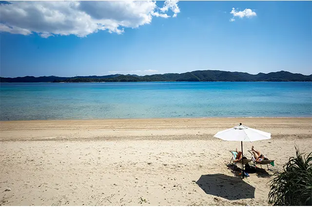 プライベート気分で楽しめる静かなビーチ が、ホテルの敷地のすぐ下に広がる。