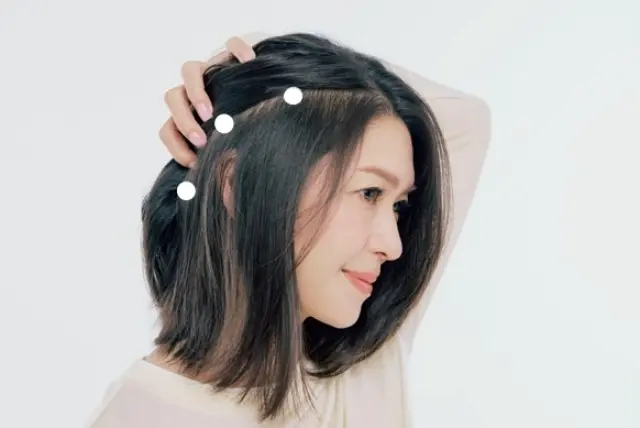 頭皮美容液の使い方：耳まわりにも、同じく 3点置きでなじませる