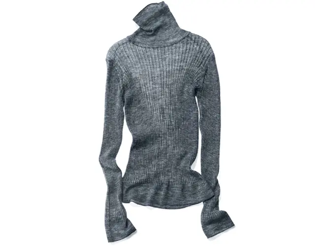 ニット￥28,600／ebure GINZA SIX店（ebure）