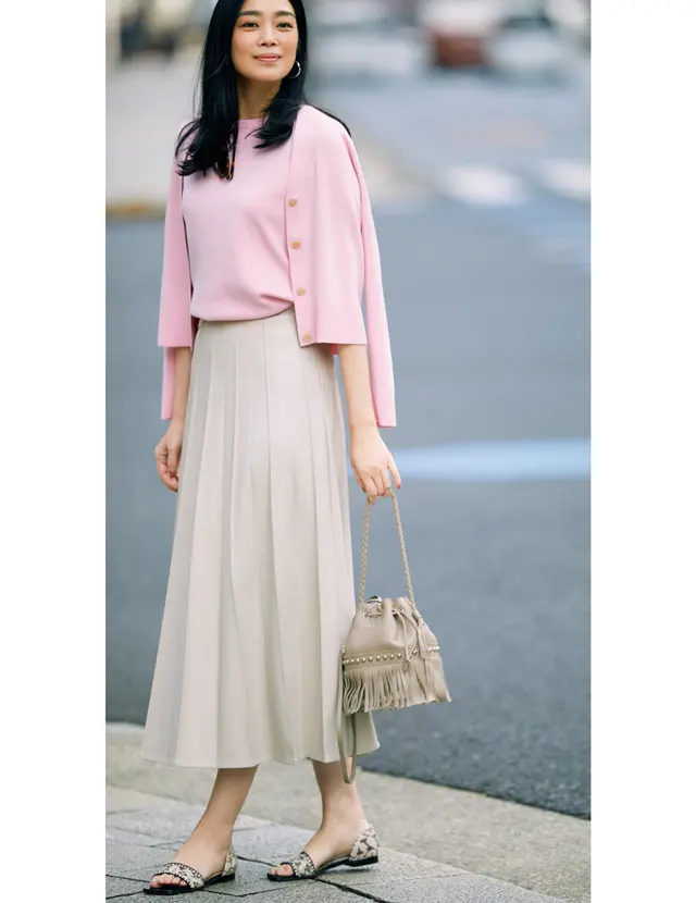 ピンクのツインニットをレザー調スカートでモダンに着こなすゆうき