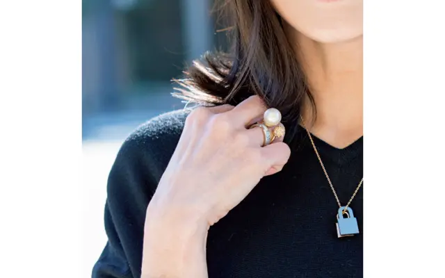 ティファニーのリングに大きなバロックパールを重ねて。胸もとのチャームはエルメス。