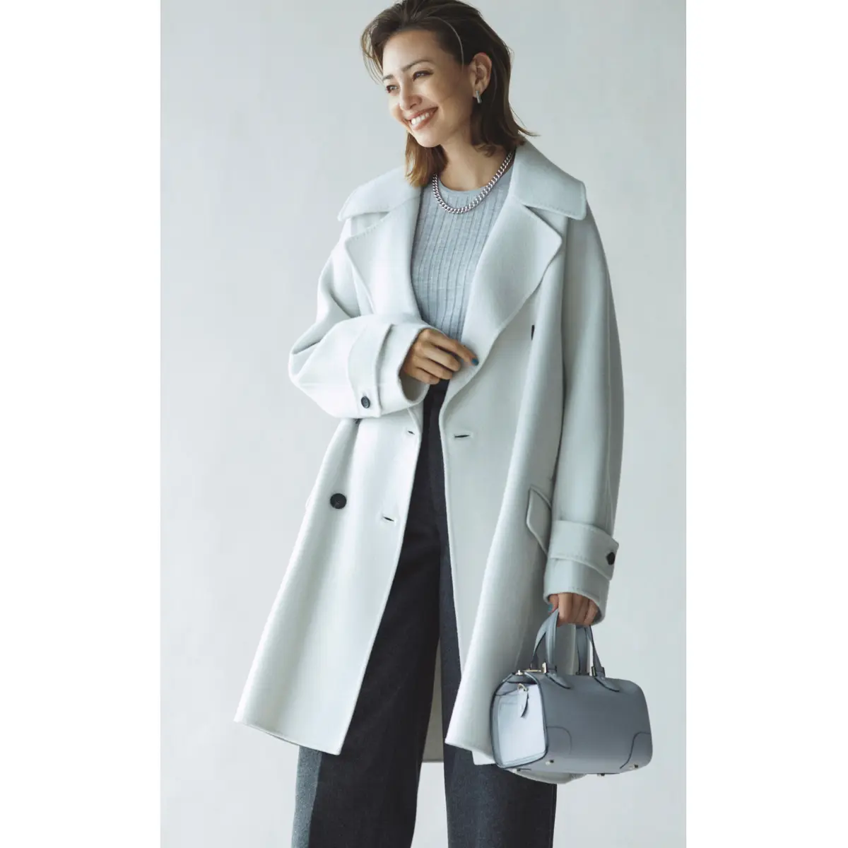 白コートとグレーパンツのコーデ　モデル・RINA