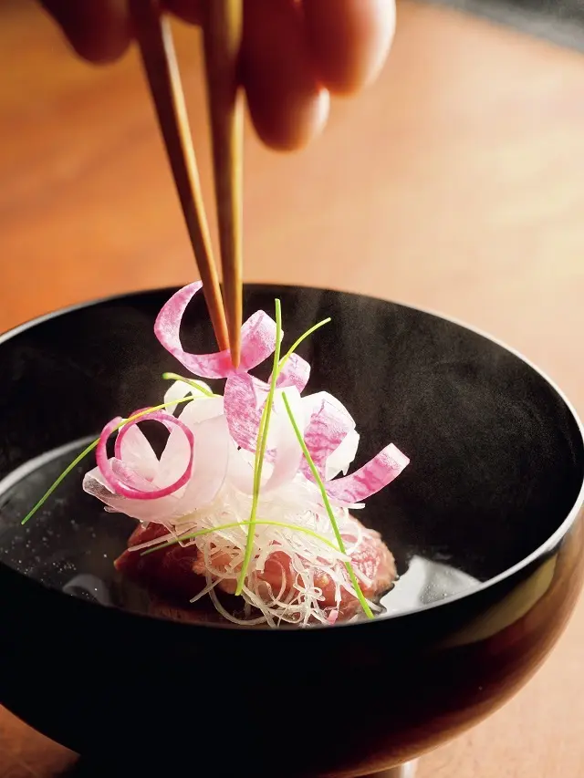 「地冷栄（じびえ）“太田さんが仕留めた猪の沢煮　根室カジカ節　立川うどと根野菜”」。