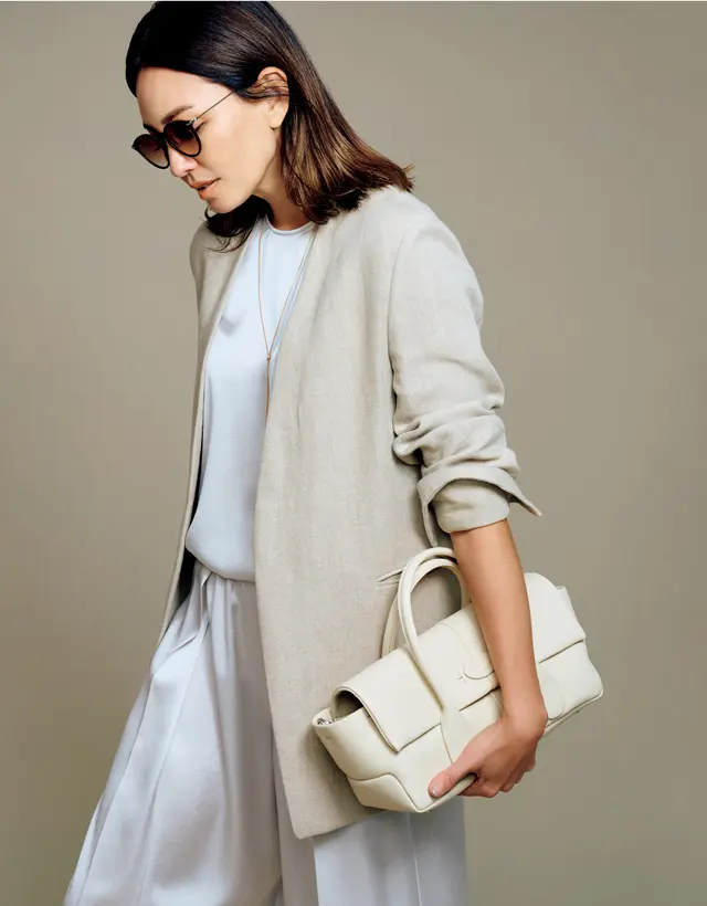 エイトンのベージュジャケットのRINA