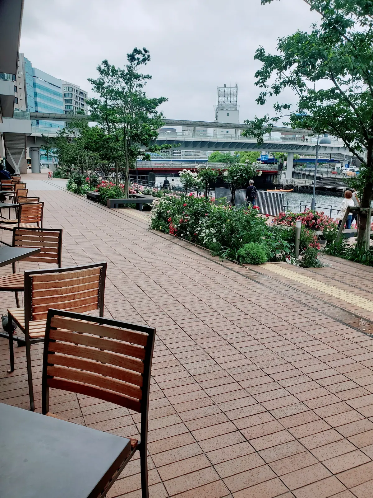 大岡川沿いのリバーサイドにはテラス席も設置されています。