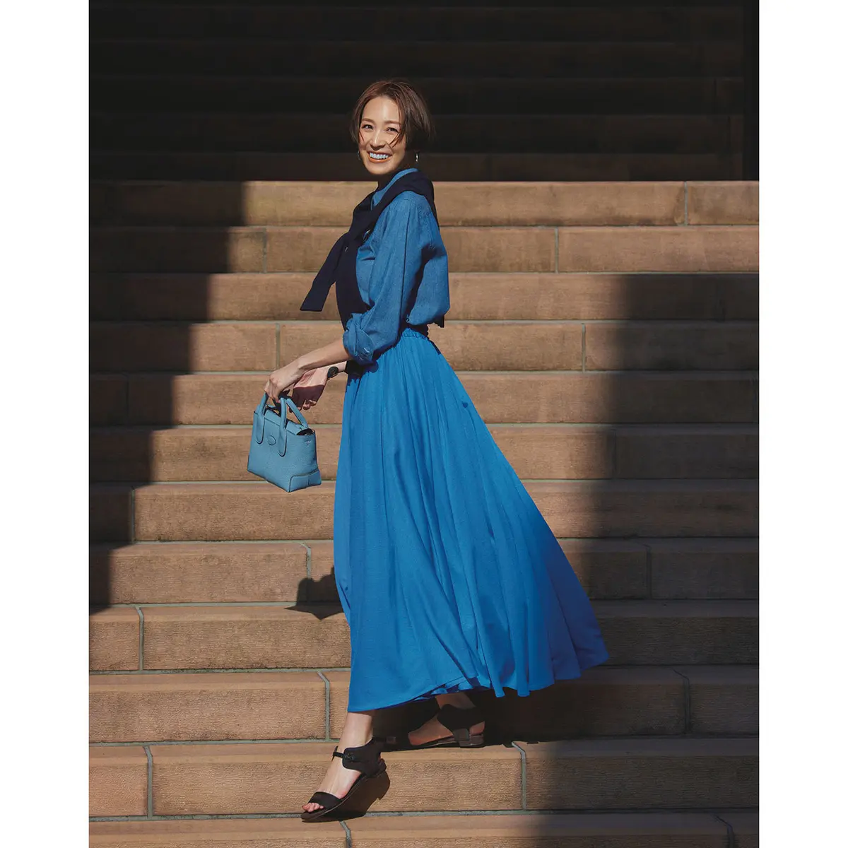 ブルーデニムシャツとブルーボリュームスカートのコーデ　モデル・LIZA