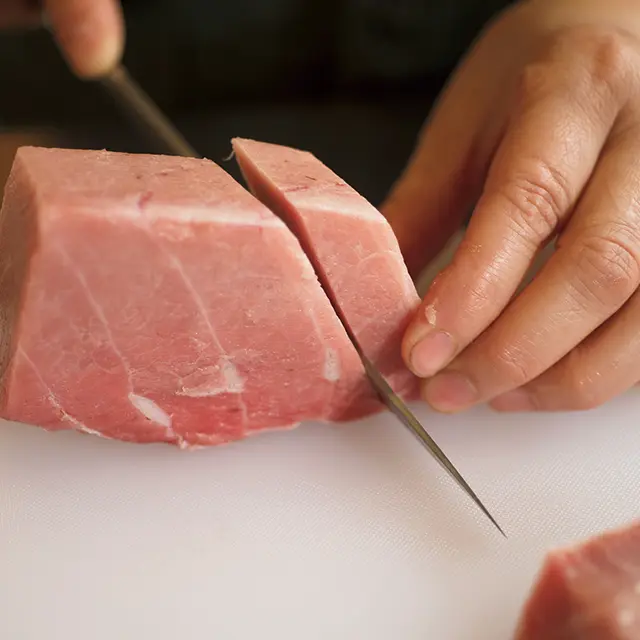 ❷マグロは2㎝強の厚さに切る。厚みがあればくずれにくく、食べたときに満足感が