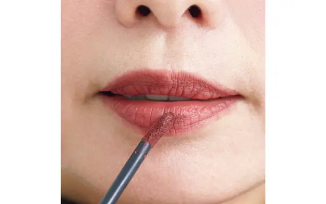 リップは数回重ねて縦じわをカバー