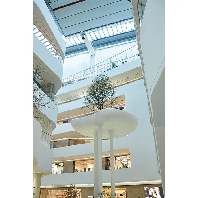 1 ～ 3階はファッション、4階はインテリア、6階は食堂街。