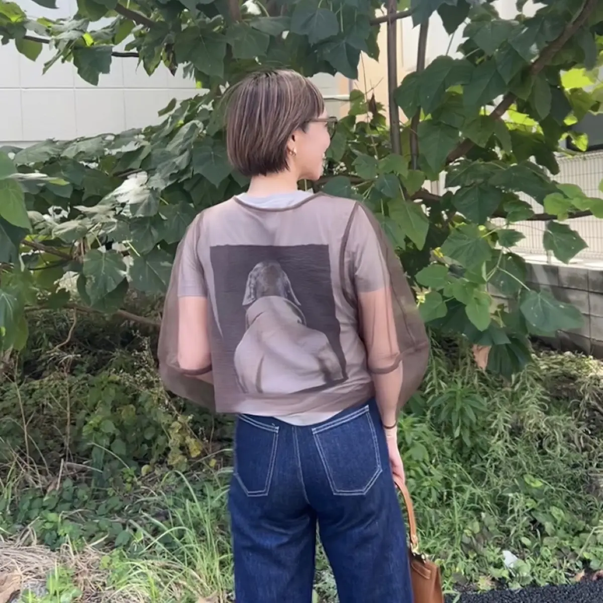 ユニクロデニム　シアーシャツ　マックスマーラTシャツ　デニムコーデ　秋コーデ　バックスタイル