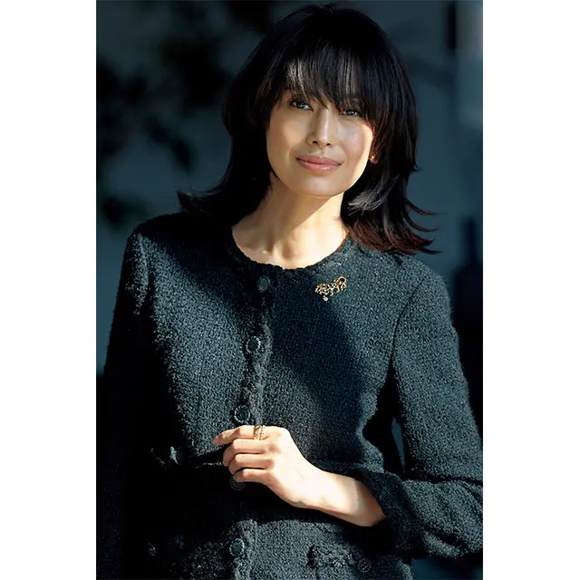 【50代の上品スタイル】大人の技あり「ブローチ」で華やかさ＆女性らしさが格段に上がる