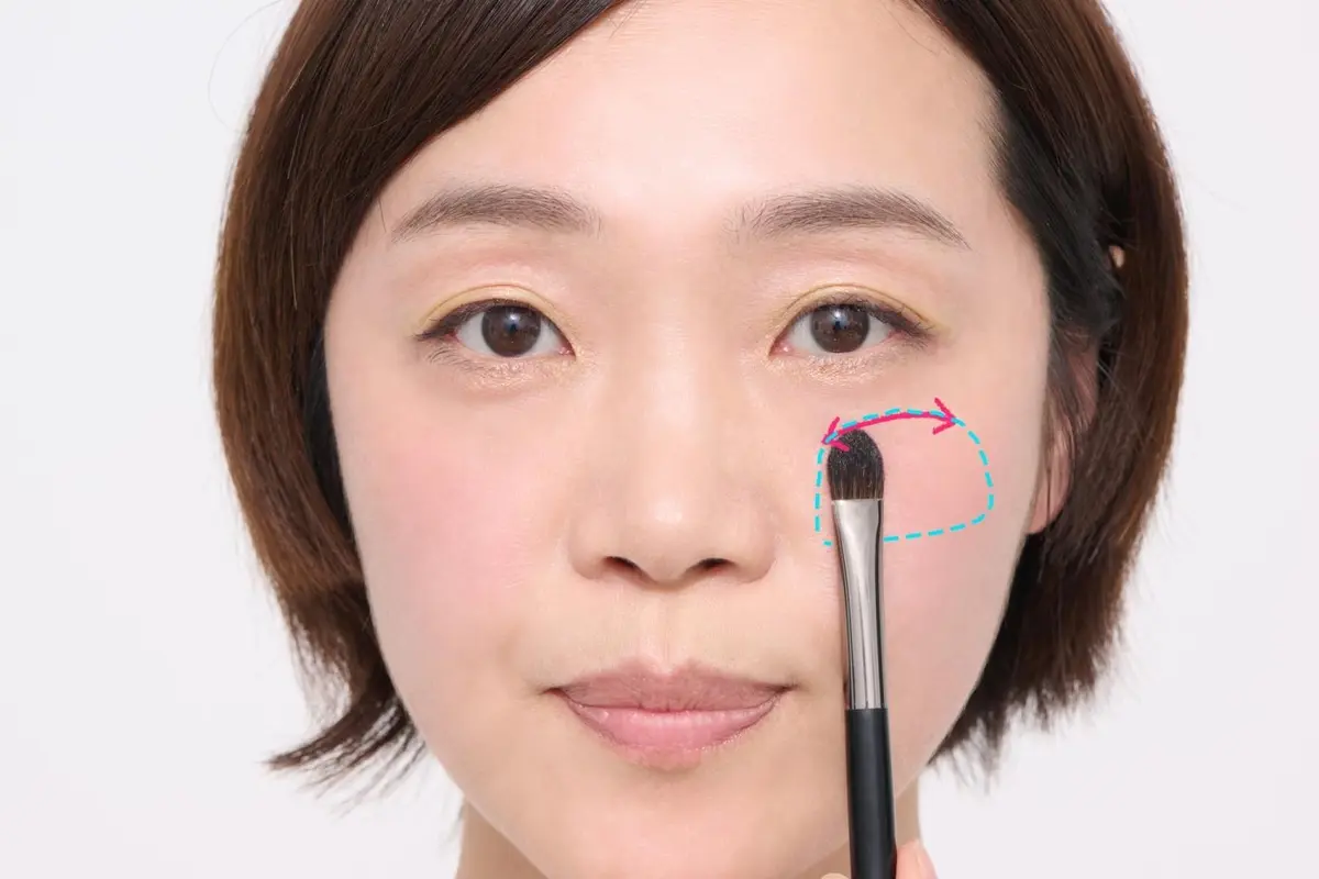 OurAge×Webエクラ　チーク　入れ方　チークを「アイシャドウブラシ」に取り、かまぼこ型にぼかす