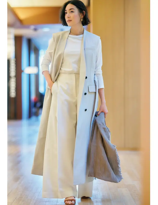 白のワイドパンツとグレーのロングジレでなじみコーデのLIZA