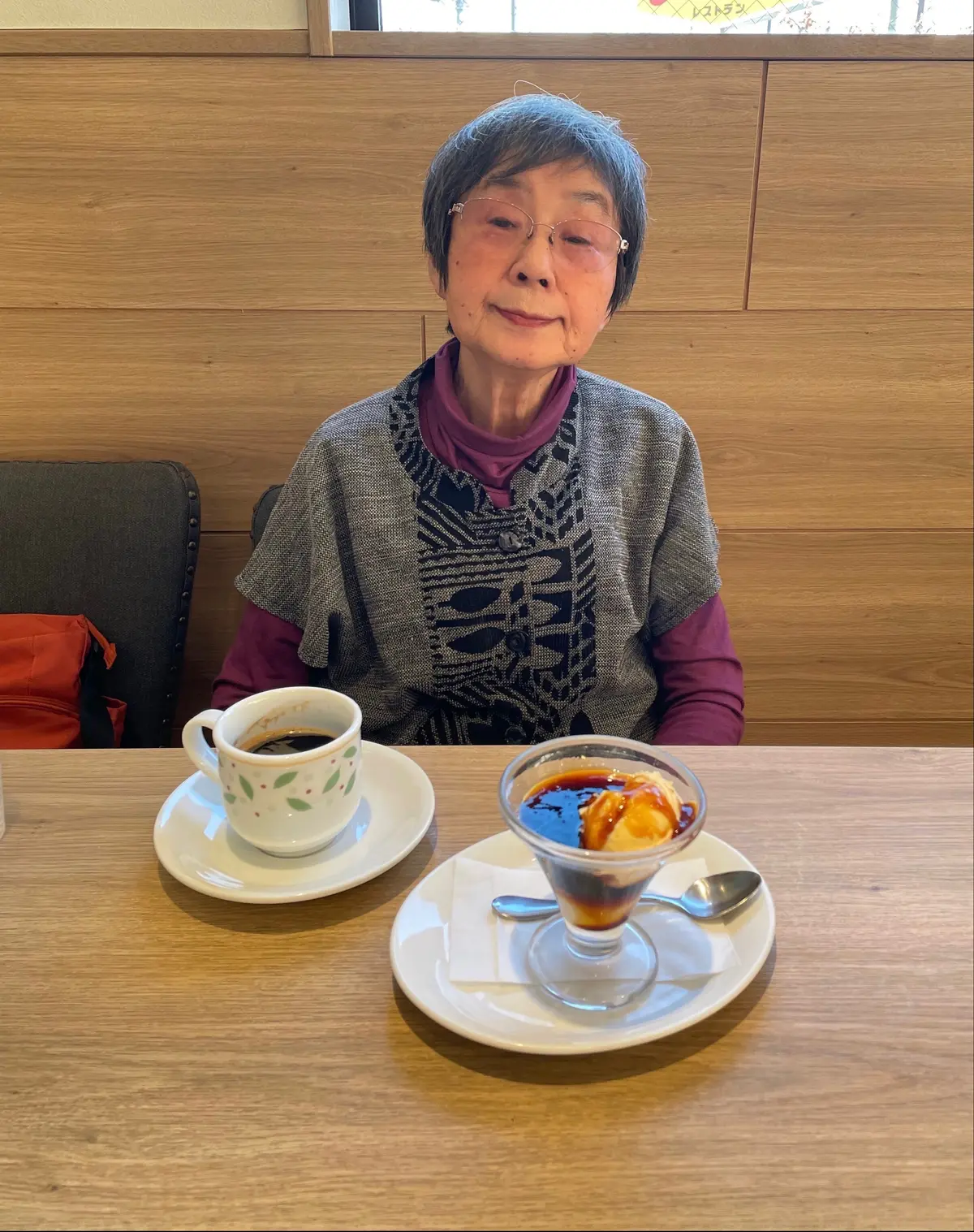母、ランチ、母娘ランチ、スイーツ、デザート、アフォガード、あい、バニラ、バニラアイス、コーヒー、コーヒーゼリー、コーヒーじ、ジュレ、ブレンド、ホットコーヒー、ホットブレンドコーヒー、ドリップ、80歳、笑顔、げん、紫、紫カットソー、タートルね、ハイネック、タートルネックカットソー、タートルネックロングTシャツ、シルク、シルクカットソー、長袖、紫カットソー、ベスト、グレーベスト、グレー柄ありベスト、ニット、グレーニット、グレー半袖カーディガン、カーディガン、店内、木目調、木目調テーブル、テーブル席