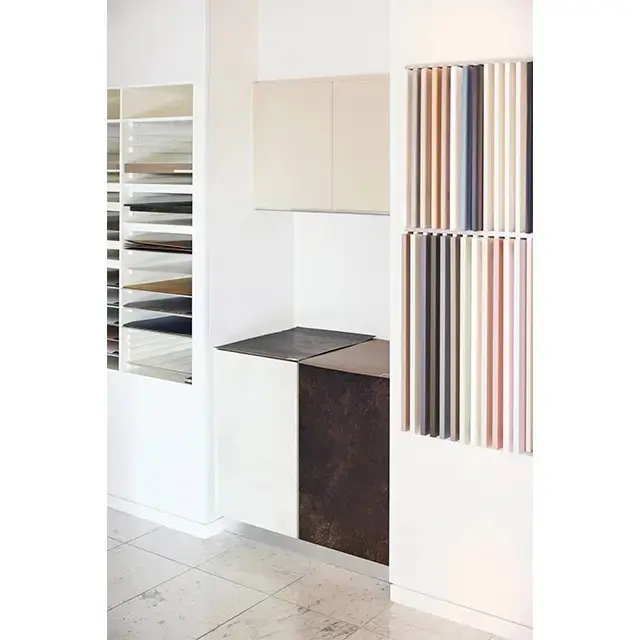 扉、カウンタートップの素材を実物大の扉や天板に貼ってシミュレーションできるコーナー