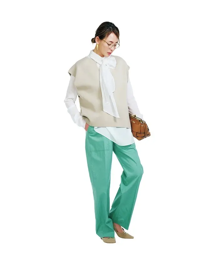 ボウタイブラウスにジレをレイヤード。旬カラーパンツでかっこよく【50代に似合うコーディネートの正解】