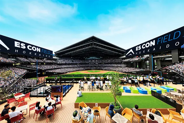 クラフトビール醸造レストラン「そらとしば byよなよなエール」。ルー フトップスペースにあり、青空とフィールドを見渡せる