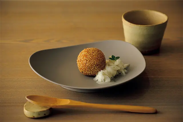 「精進胡麻団子とお茶」￥2,100。お茶は玉露焙じ茶をセレクト