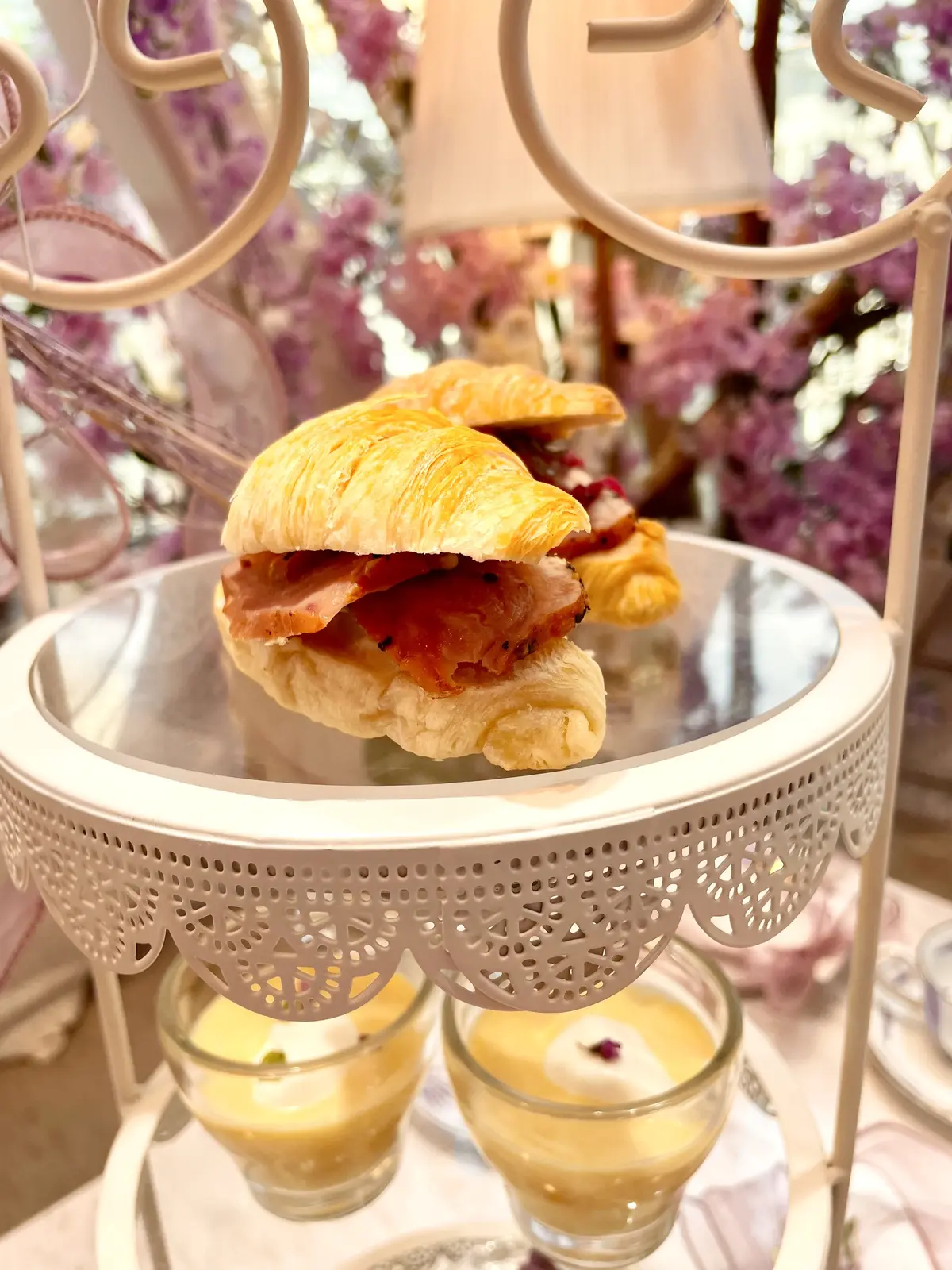 クロワッサン、鴨、マッシュポテト、ソファ、テーブル席、Blouse、Skirt、vis、Shoes、shoel mine、スイーツ、パルフェ、パフェ、ケーキ、チョコレート、藤棚、藤、アーティフィシャルフラワー、クロワッサン、スープ、生ハム、オードブル、セイボリー、薄紫、紫色、紫、白、ブラウス、白ブラウス、フリル、フリルブラウス、シースルー、ストライプ、ロングヘア、パープル、purple、カップ、お茶、カフェ、カフェラテ、店内、HAUTE COUTURE • CAFE、HAUTE COUTURE • CAFE表参道、期間限定、Purple Afternoon Tea、オートクチュールカフェ、オートクチュールカフェ表参道、表参道、カフェ、アフタヌーンティー、HAUTE COUTURE CAFE、HAUTE COUTURE CAFE表参道、